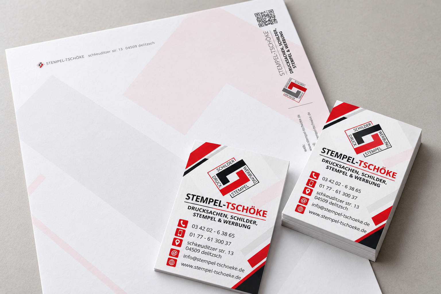 Briefbogen und Visitenkarten von STEMPEL-TSCHÖKE in Rot, Schwarz und Weiß